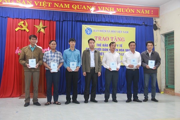 [Ảnh] BHXH Việt Nam với hành trình trao tặng thẻ BHYT tới người dân miền Trung 