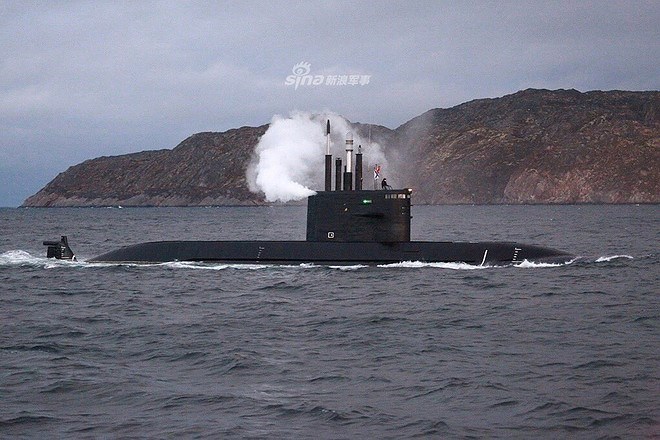 Sau tàu mặt nước, tới lượt tàu ngầm thế hệ mới của Nga phun khói mù mịt