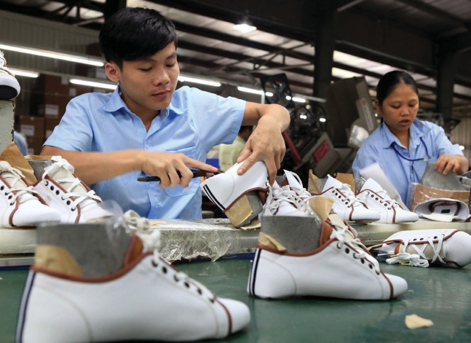 Кроссовки производства вьетнам. Обувь вьетнамцев. Промышленность Вьетнама обувь. Производство обуви. Обувь вьетнамки из Вьетнама.
