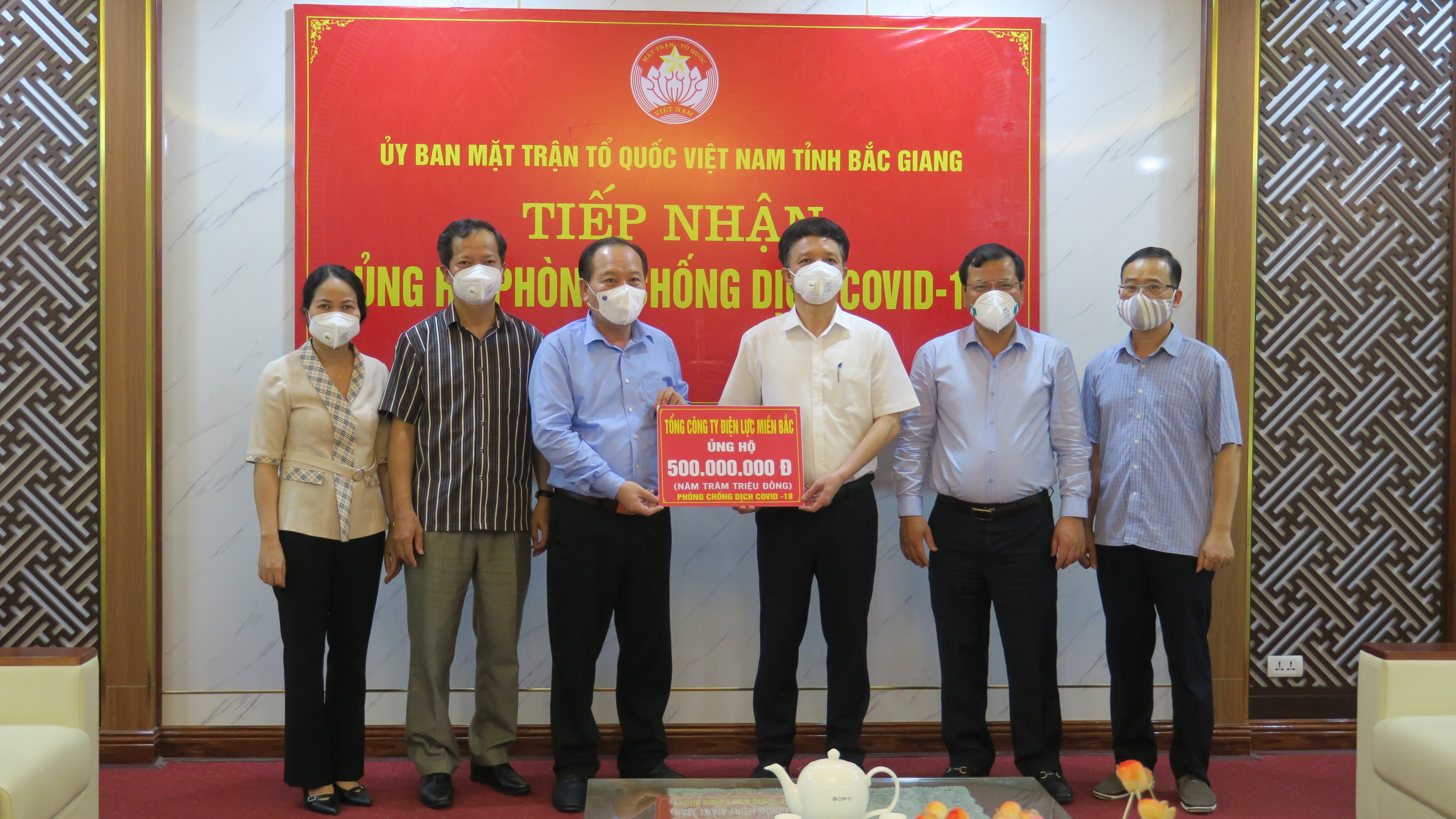 EVNNPC ủng hộ 1 tỷ đồng chung tay cùng Bắc Giang, Bắc Ninh phòng chống dịch Covid - 19 - Ảnh 2