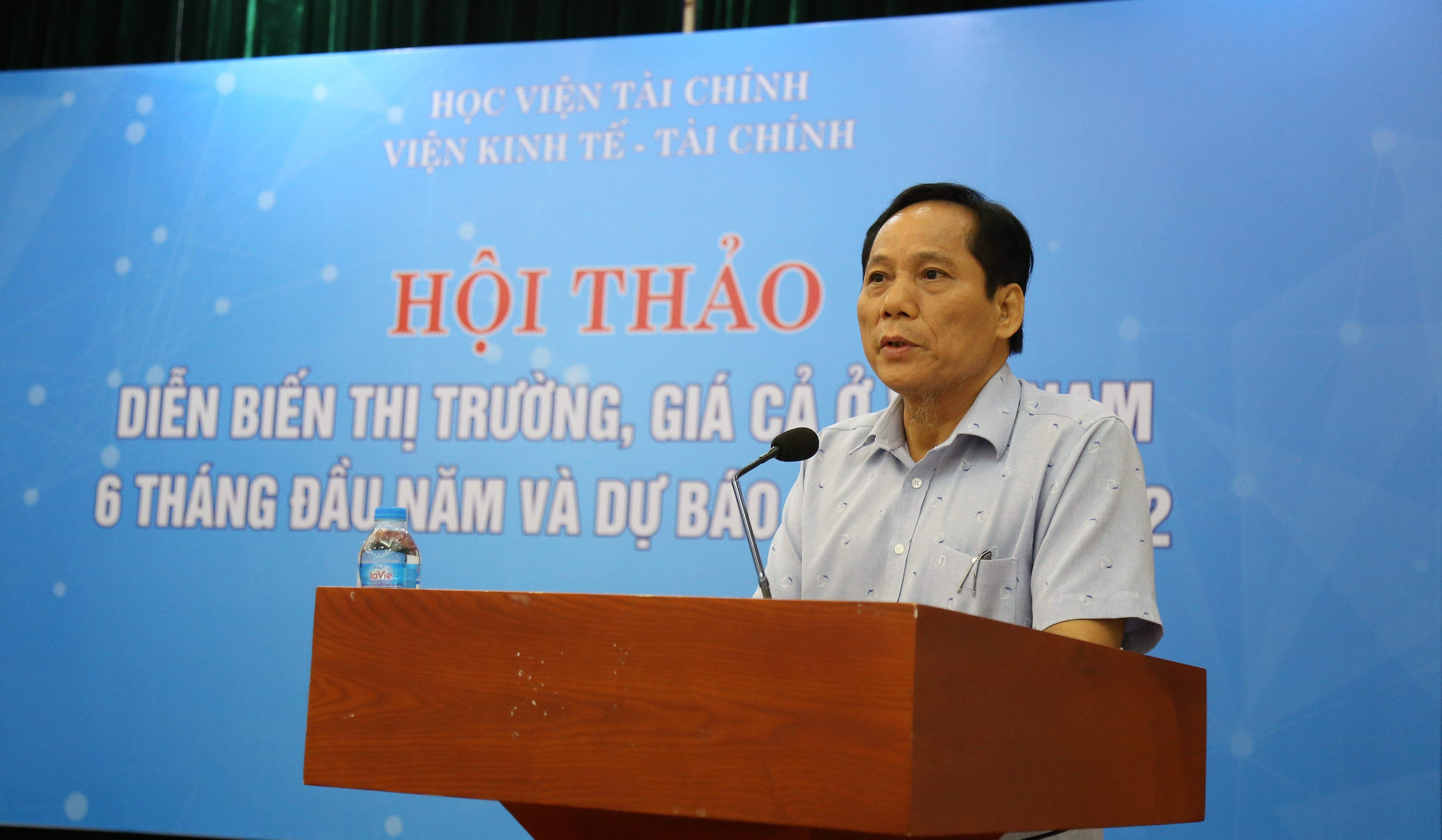 PGS., TS. Nguyễn B&aacute; Minh - Viện trưởng Viện Kinh tế - T&agrave;i ch&iacute;nh ph&aacute;t biểu tại hội thảo.
