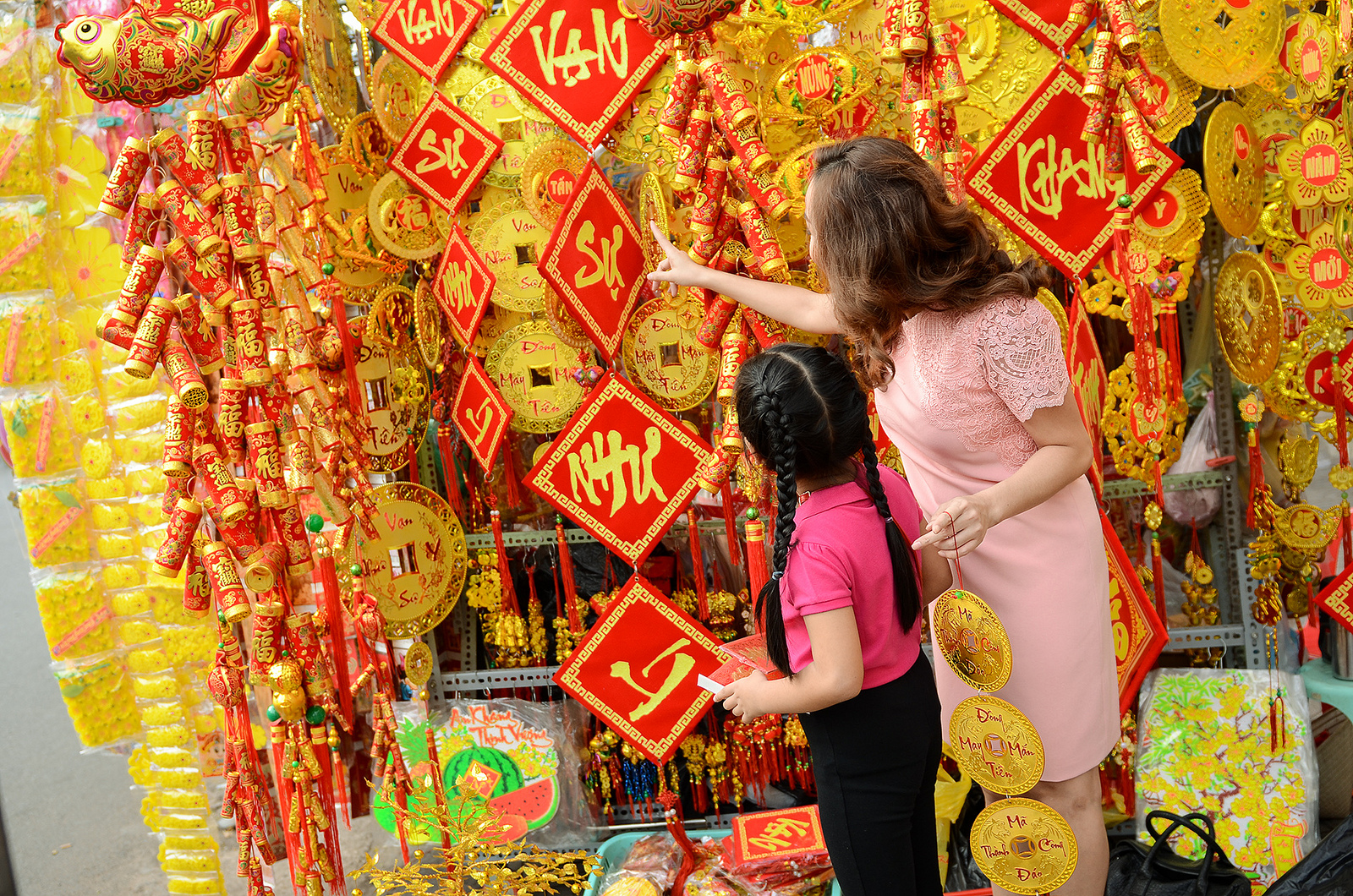 Kết quả hình ảnh cho mẹ và con gái đi mua sắm tết