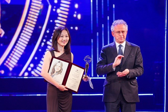 GS. Zhenan Bao nhận giải Đặc biệt cho nh&agrave; khoa học nữ. Ảnh: VIC