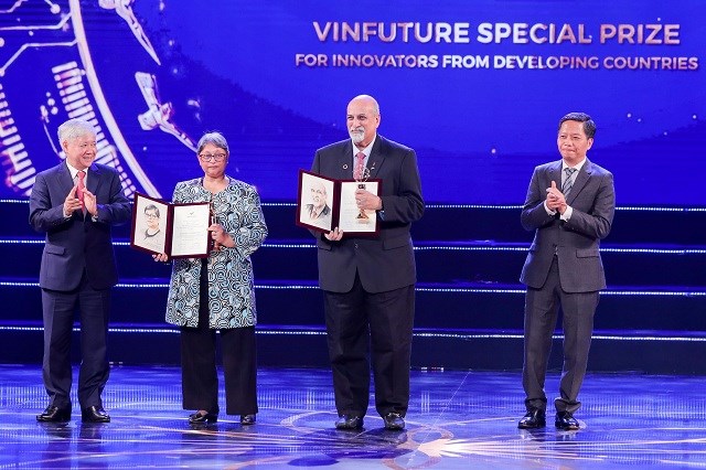 GS. Salim Abdool Karim v&agrave; Quarraisha Abdool Karim nhận giải thưởng VinFuture.Ảnh: VIC