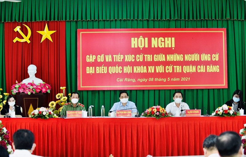 Thủ tướng Phạm Minh Chính lắng nghe tâm tư nguyện vọng của cử tri quận Cái Răng. Ảnh: VGP/Nhật Bắc