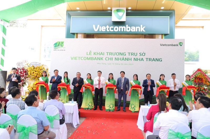 C&aacute;c đại biểu thực hiện nghi thức cắt băng kh&aacute;nh th&agrave;nh c&ocirc;ng tr&igrave;nh trụ sở mới Vietcombank Nha Trang
