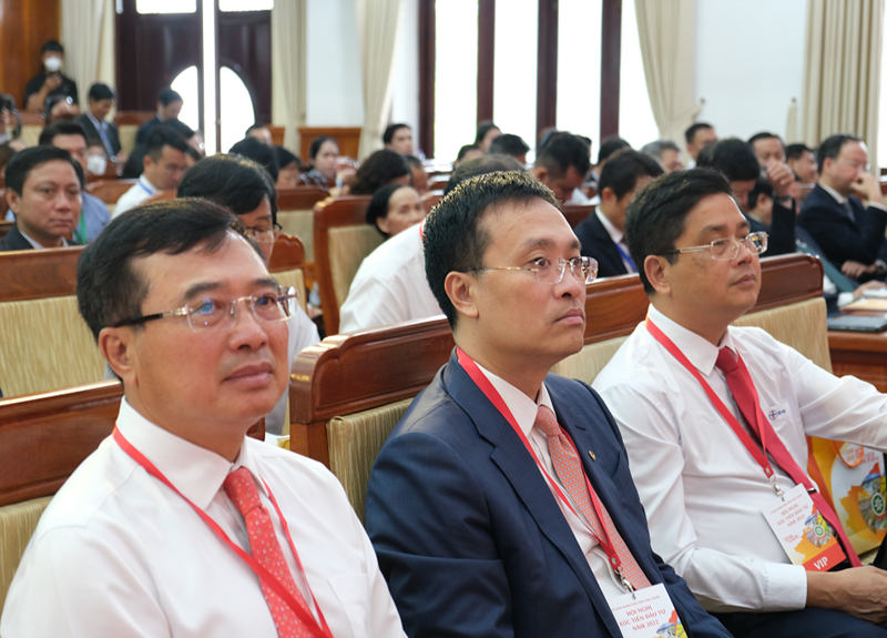 &Ocirc;ng Phạm Quang Dũng - Chủ tịch HĐQT Vietcombank (ngồi giữa) tham dự Hội nghị