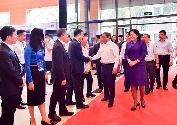 &Ocirc;ng Phạm Quang Dũng - Chủ tịch HĐQT Vietcombank bắt tay chào đón Thủ tướng Ch&iacute;nh phủ Phạm Minh Ch&iacute;nh tại sự kiện