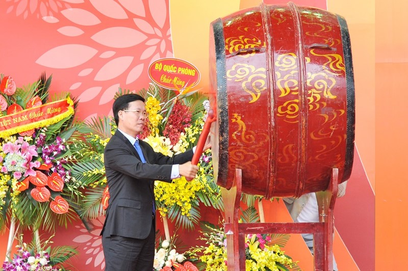 Đồng chí Võ Văn Thưởng, Ủy viên Bộ Chính trị, Trưởng Ban Tuyên giáo Trung ương đánh hồi trống khao mạc Hội báo