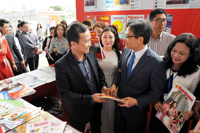 Ông Phạm Thu Phong TBT Tạp chí Tài chính giới thiệu ấn phẩm Tài chính cho Phó Thủ tướng Vũ Đức Đam.