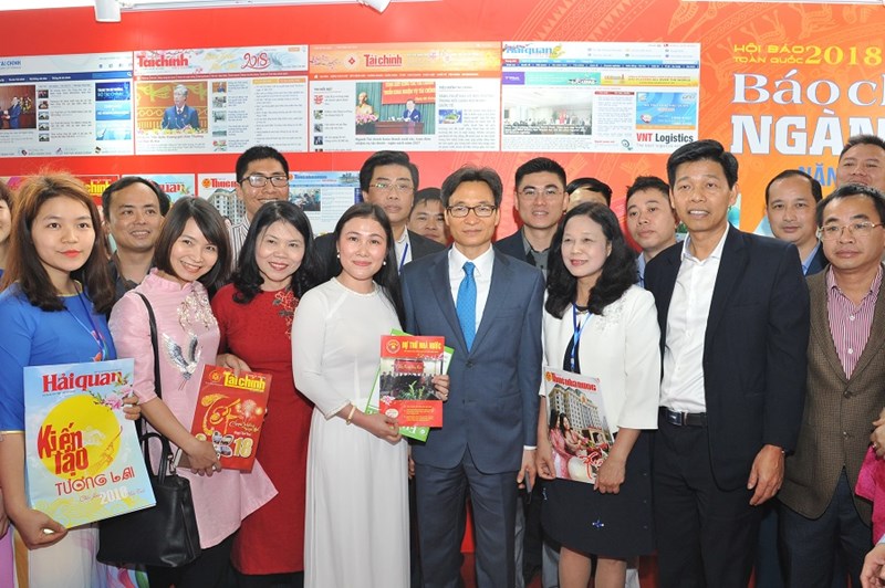 Phó Thủ tướng Chính phủ Vũ Đức Đam chụp ảnh lưu niệm với đại diện các cơ quan báo chí ngành Tài chính