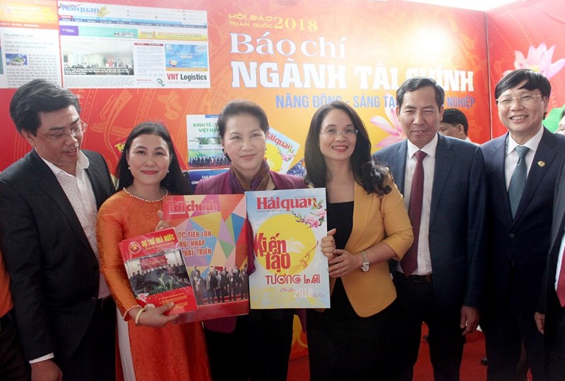 Chủ tịch Quốc hội Nguyễn Thị Kim Ngân thăm gian triển lãm báo chí ngành Tài chính