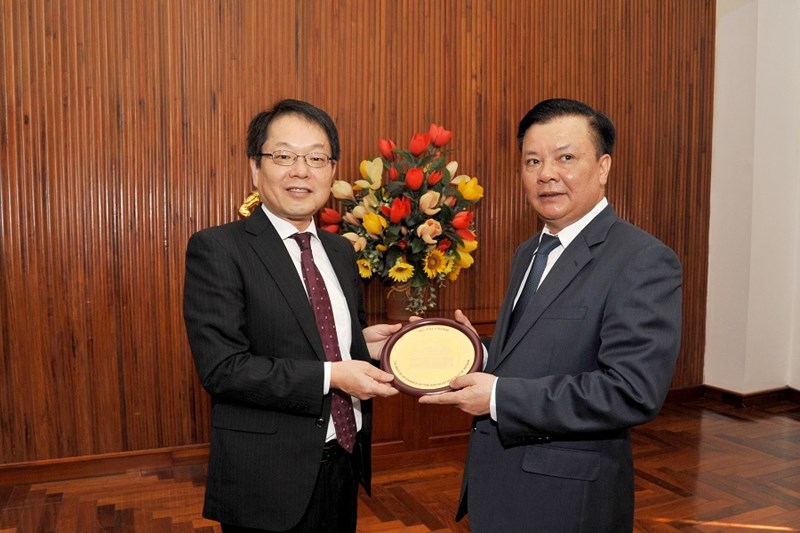 Bộ trưởng Đinh Tiến Dũng trao quà lưu niệm cho ông Yasuo Fujita nguyên Trưởng đại diện JICA Việt Nam.