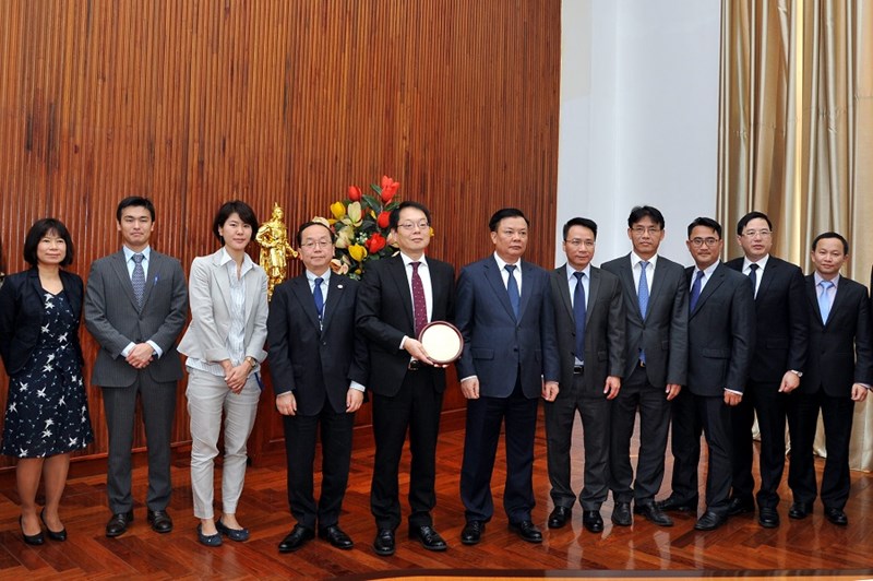 Bộ trưởng Đinh Tiến Dũng chụp ảnh lưu niệm với các thành viên JICA Việt Nam
