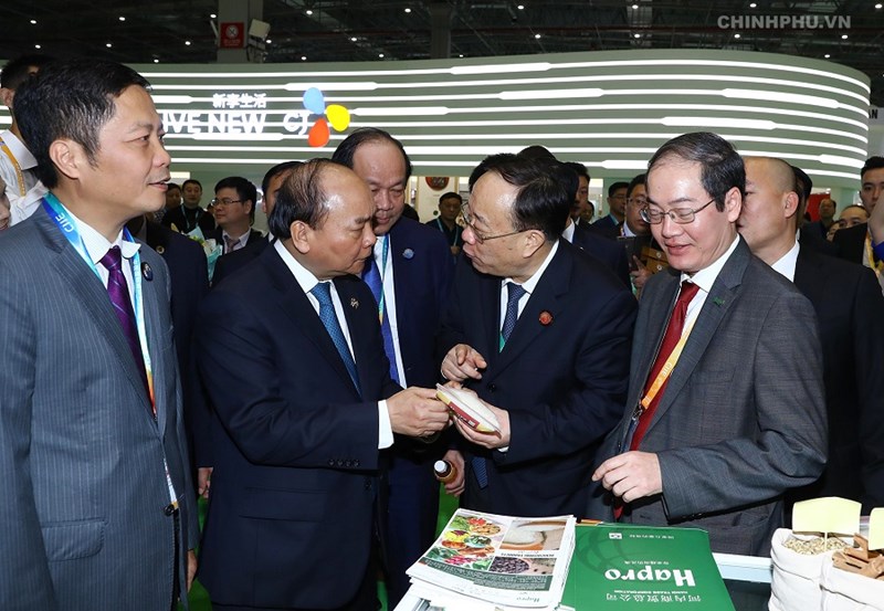 Thủ tướng Nguyễn Xuân Phúc thăm gian hàng của doanh nghiệp Việt Nam tại Hội chợ CIIE 2018. Ảnh: VGP/Quang Hiếu.