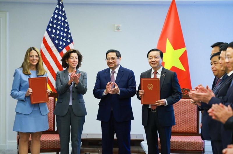 Thủ tướng Phạm Minh Ch&iacute;nh v&agrave; Bộ trưởng Thương mại Hoa Kỳ chứng kiến k&yacute; kết h&agrave;ng loạt thỏa thuận kinh tế giữa hai nước.