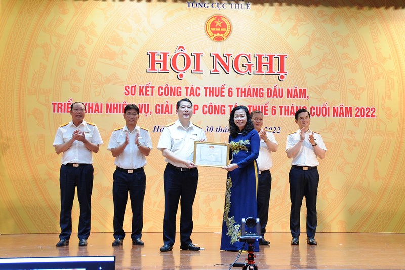 Thứ trưởng Bộ T&agrave;i ch&iacute;nh Vũ Thị Mai trao tặng danh hiệu tập thể lao động xuất sắc năm 2021 cho Tổng cục Thuế.