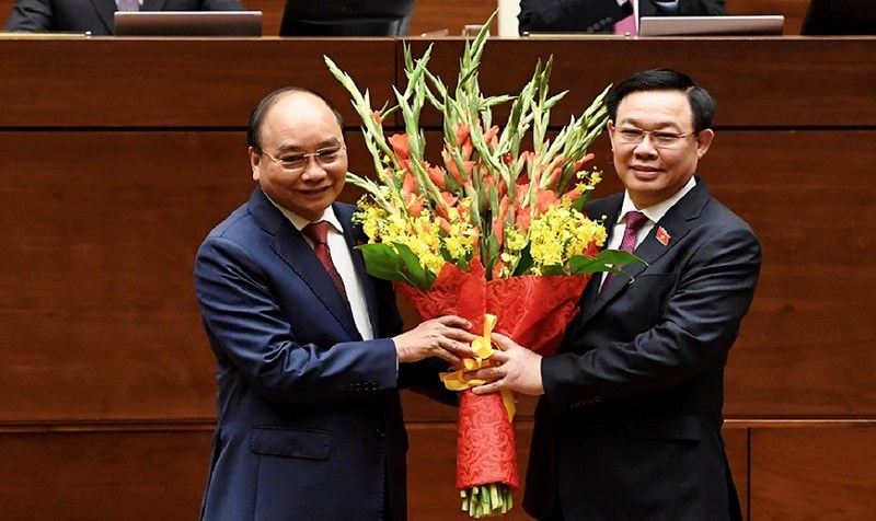 Chủ tịch Quốc hội Vương Đ&igrave;nh Huệ tặng hoa ch&uacute;c mừng Chủ tịch nước Nguyễn Xu&acirc;n Ph&uacute;c.