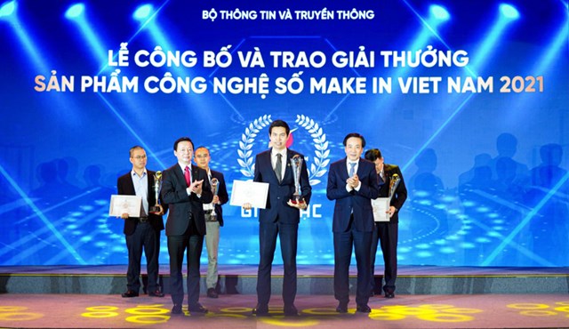 &Ocirc;ng L&ecirc; Hồng Quang &ndash; Ph&oacute; Tổng gi&aacute;m đốc Thường trực MISA nhận giải Bạc cho cho Nền tảng số xuất sắc MISA AMIS