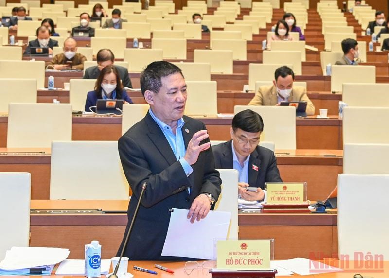  Bộ trưởng Tài chính Hồ Đức Phớc phát biểu giải trình, làm rõ một số vấn đề đại biểu Quốc hội nêu. Ảnh: Duy Linh.
