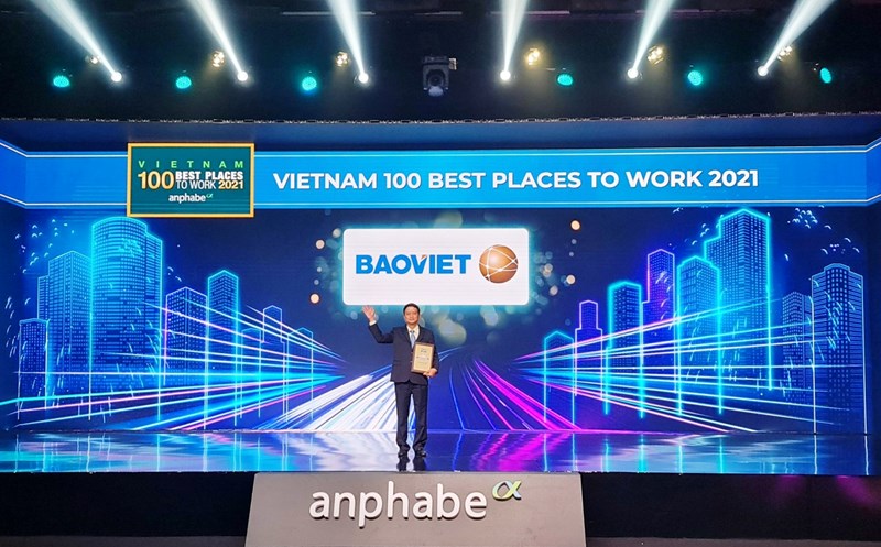 Đại diện&nbsp;Tập đo&agrave;n Bảo Việt nhận Giải Top 100 Nơi l&agrave;m việc tốt nhất Việt Nam năm 2021
