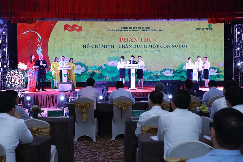 CBNV, người lao động Vietcombank tham gia Hội thi &ldquo;Tư tưởng B&aacute;c soi đường ch&uacute;ng con đi&rdquo; do Đảng bộ Vietcombank TSC tổ chức.
