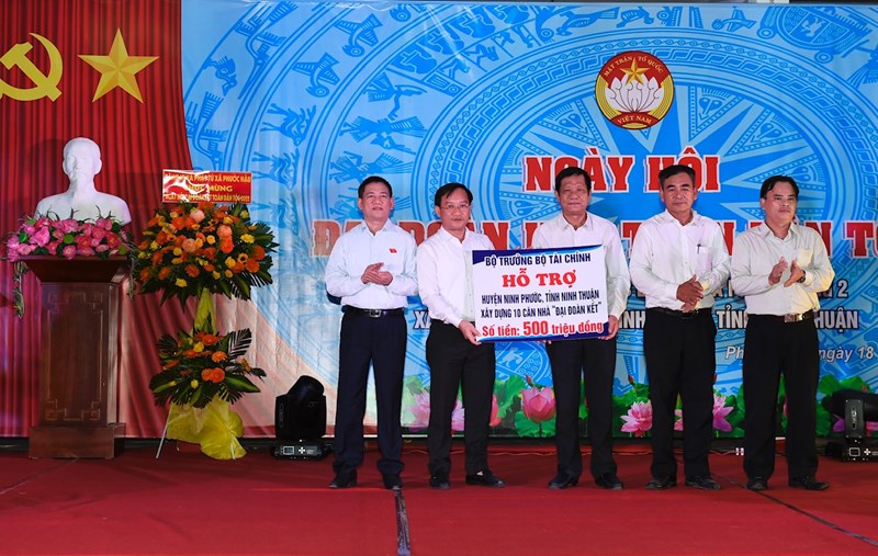 Bộ trưởng Hồ Đức Phớc tặng 10 căn nh&agrave; Đại đo&agrave;n kết cho huyện Ninh Phước.