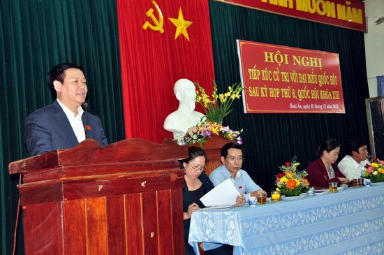 Đại biểu Quốc hội Vương Đình Huệ tiếp xúc cử tri và đi thăm các gia đình có người chết, mất tích trong lũ tại Bình Định - Ảnh 1