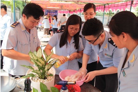 Hải quan Bình Dương: Rộn ràng hội chợ ẩm thực chào mừng 8/3 - Ảnh 1