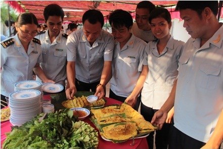 Hải quan Bình Dương: Rộn ràng hội chợ ẩm thực chào mừng 8/3 - Ảnh 2