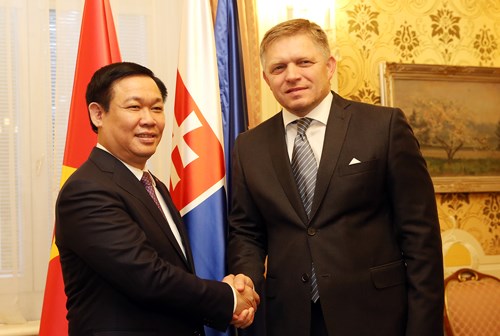 Phó Thủ tướng Vương Đình Huệ hội kiến Thủ tướng Slovakia Robert Fico. Ảnh: VGP/Thành Chung