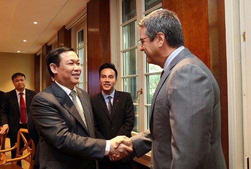 Phó Thủ tướng Vương Đình Huệ gặp Tổng Giám đốc WTO Roberto Azevedo. Ảnh: VGP/Thành Chung