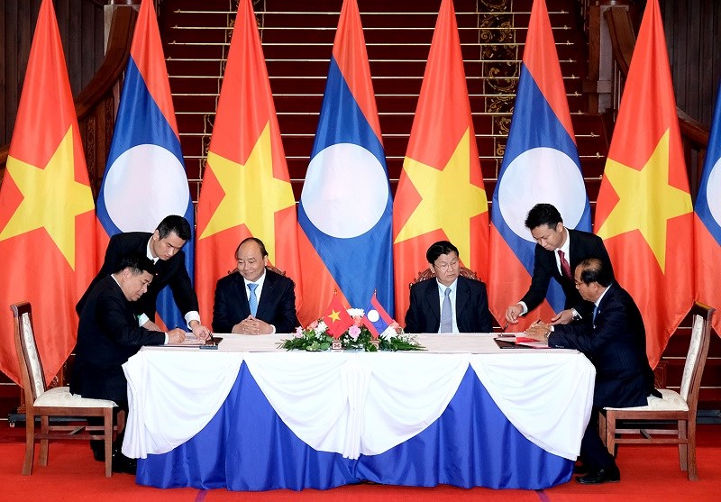 Hai Thủ tướng chứng kiến lễ ký kết các văn kiện hợp tác. - Ảnh: VGP/Quang Hiếu