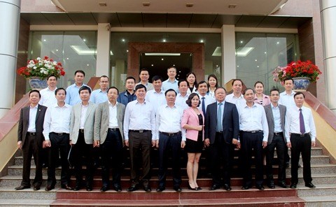 Bộ trưởng Đinh Tiến Dũng chụp ảnh kỷ niệm với lãnh đạo các đơn vị Tài chính tỉnh Sơn La. Nguồn: internet