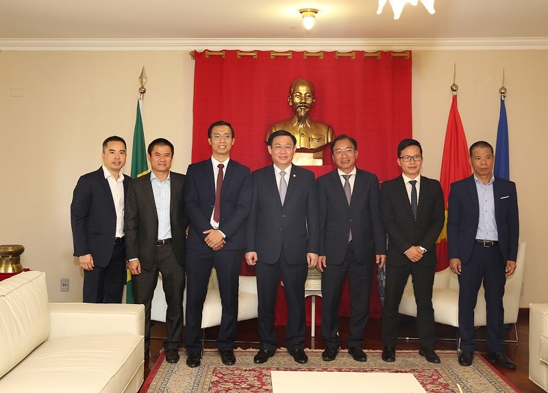 Phó Thủ tướng Vương Đình Huệ cùng các cán bộ, nhân viên Đại sứ quán Việt Nam tại Brazil. Ảnh: VGP/Thành Chung