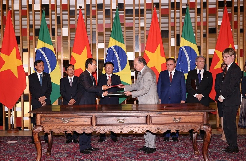 Phó Thủ tướng Vương Đình Huệ chứng kiến lễ ký các văn kiện hợp tác. Ảnh: VGP/Thành Chung