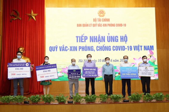 Lễ tiếp nhận ủng hộ Quỹ Vắc xin ph&ograve;ng, chống COVID-19 Việt Nam (ng&agrave;y 10/6/2021).