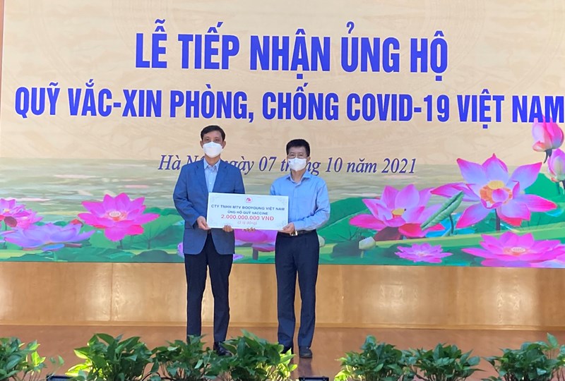 Đại diện Ban Quản l&yacute; Quỹ vắc xin ph&ograve;ng COVID-19 tiếp nhận 2 tỷ đồng hỗ trợ Quỹ của C&ocirc;ng ty TNHH Một th&agrave;nh vi&ecirc;n Booyoung Việt Nam.