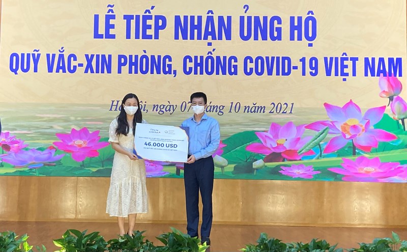 Đại diện Ban Quản l&yacute; Quỹ vắc xin ph&ograve;ng COVID-19 tiếp nhận 46.000 USD hỗ trợ Quỹ của Nh&oacute;m Chung tay v&igrave; Việt Nam v&agrave; Support Young Scholars.