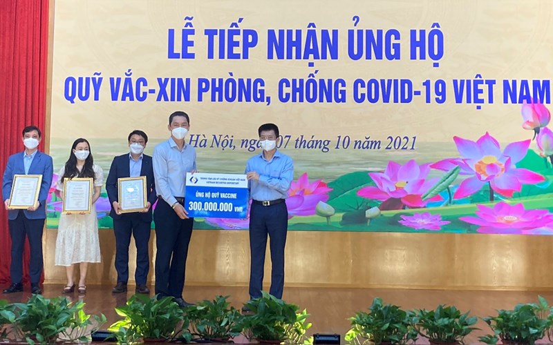 Đại diện Ban Quản l&yacute; Quỹ vắc xin ph&ograve;ng COVID-19 tiếp nhận 300 triệu đồng hỗ trợ Quỹ của Trung t&acirc;m Lưu k&yacute; Chứng kho&aacute;n Việt Nam.