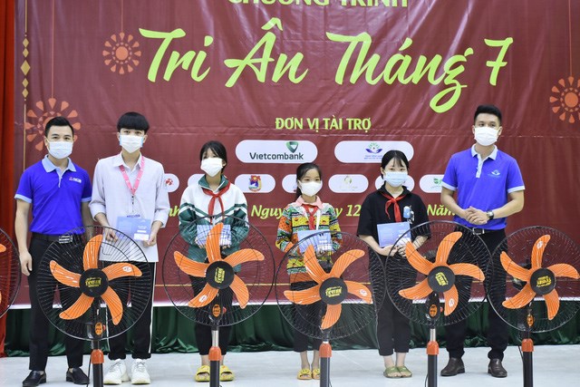 Đại diện nh&agrave; t&agrave;i trợ trao sổ tiết kiệm cho c&aacute;c em học sinh ngh&egrave;o vượt kh&oacute;