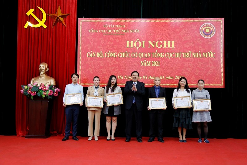 Tổng cục trưởng Tổng cục DTNN Đỗ Việt Đức trao Danh hiệu Chiến sỹ Thi đua ng&agrave;nh T&agrave;i ch&iacute;nh cho 06 c&aacute; nh&acirc;n thuộc cơ quan Tổng cục.