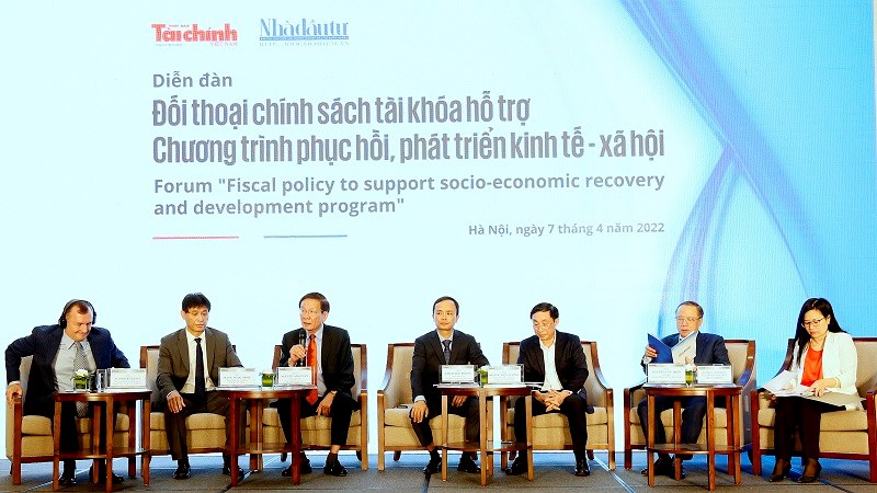 Đại diện l&atilde;nh đạo c&aacute;c cơ quan quản l&yacute; của Bộ T&agrave;i chinh đ&atilde; trả lời thỏa đ&aacute;ng c&aacute;c vướng mắc của DN, nh&agrave; đầu tư nước ngo&agrave;i tại Diễn đ&agrave;n. Ảnh: Văn Trường