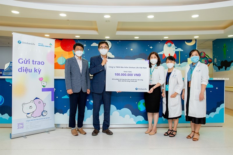 Đại diện Shinhan Life Việt Nam trao tặng 100 triệu đồng hỗ trợ cho các trẻ em có hoàn cảnh khó khăn tại Khoa Huyết học lâm sàng Bệnh viện Nhi đồng TP. Hồ Chí Minh.