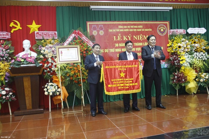 Tổng cục trưởng Tổng cục DTNN Đỗ Việt Đức&nbsp; trao Cờ Thi đua của Ch&iacute;nh phủ cho Cục DTNN khu vực Nam T&acirc;y Nguy&ecirc;n tại lễ kỷ niệm.