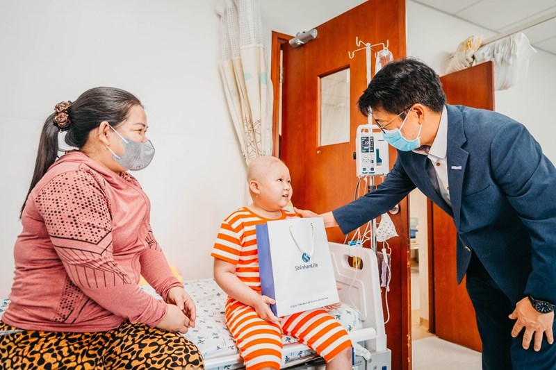 Đại diện Shinhan Life Việt Nam trao qu&agrave; cho nhiều bệnh nhi tại Bệnh viện Nhi đồng TP. Hồ Ch&iacute; Minh nh&acirc;n dịp tết Trung thu sắp tới.