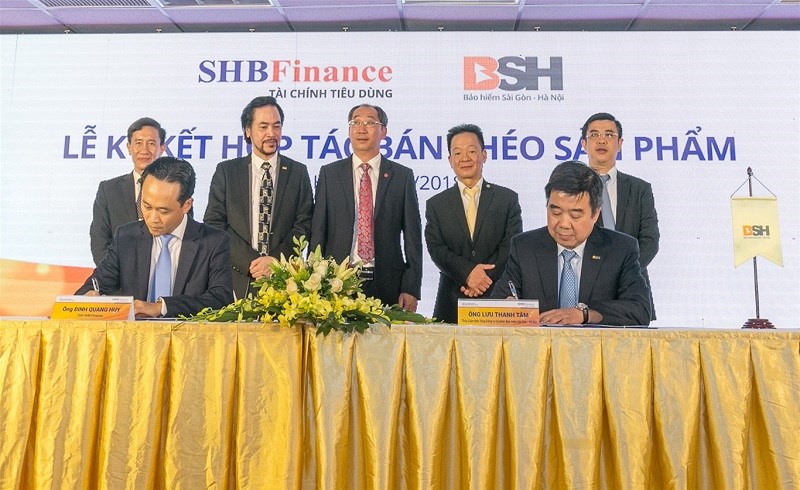 Lễ ký hợp đồng hợp tác bán chéo sản phẩm giữa BSH và SHB Finance.