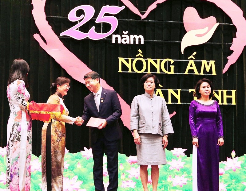 Tổng Giám đốc Hanwha Life Việt Nam nhận “Huy hiệu TP. Hồ Chí Minh” - Ảnh 1