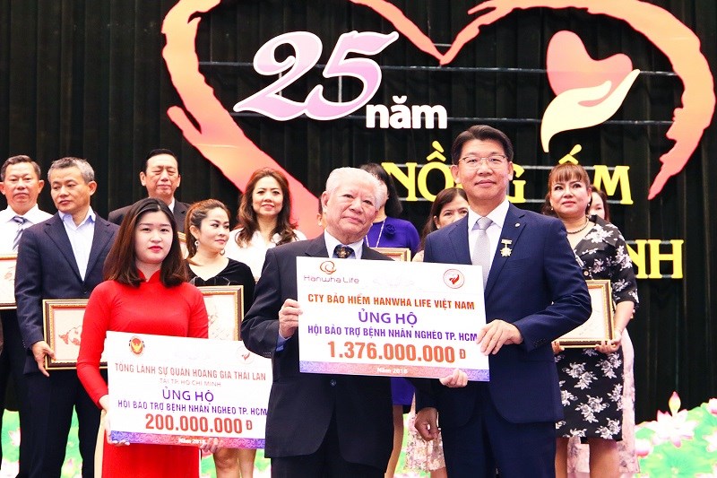 Tổng Giám đốc Hanwha Life Việt Nam nhận “Huy hiệu TP. Hồ Chí Minh” - Ảnh 2