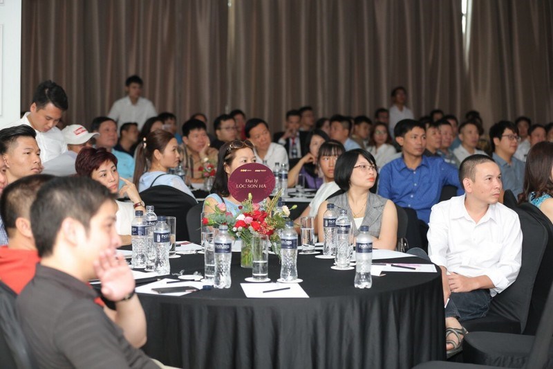 Các nhà đầu tư chăm chú theo dõi màn ra mắt bộ đôi sản phẩm mới.
